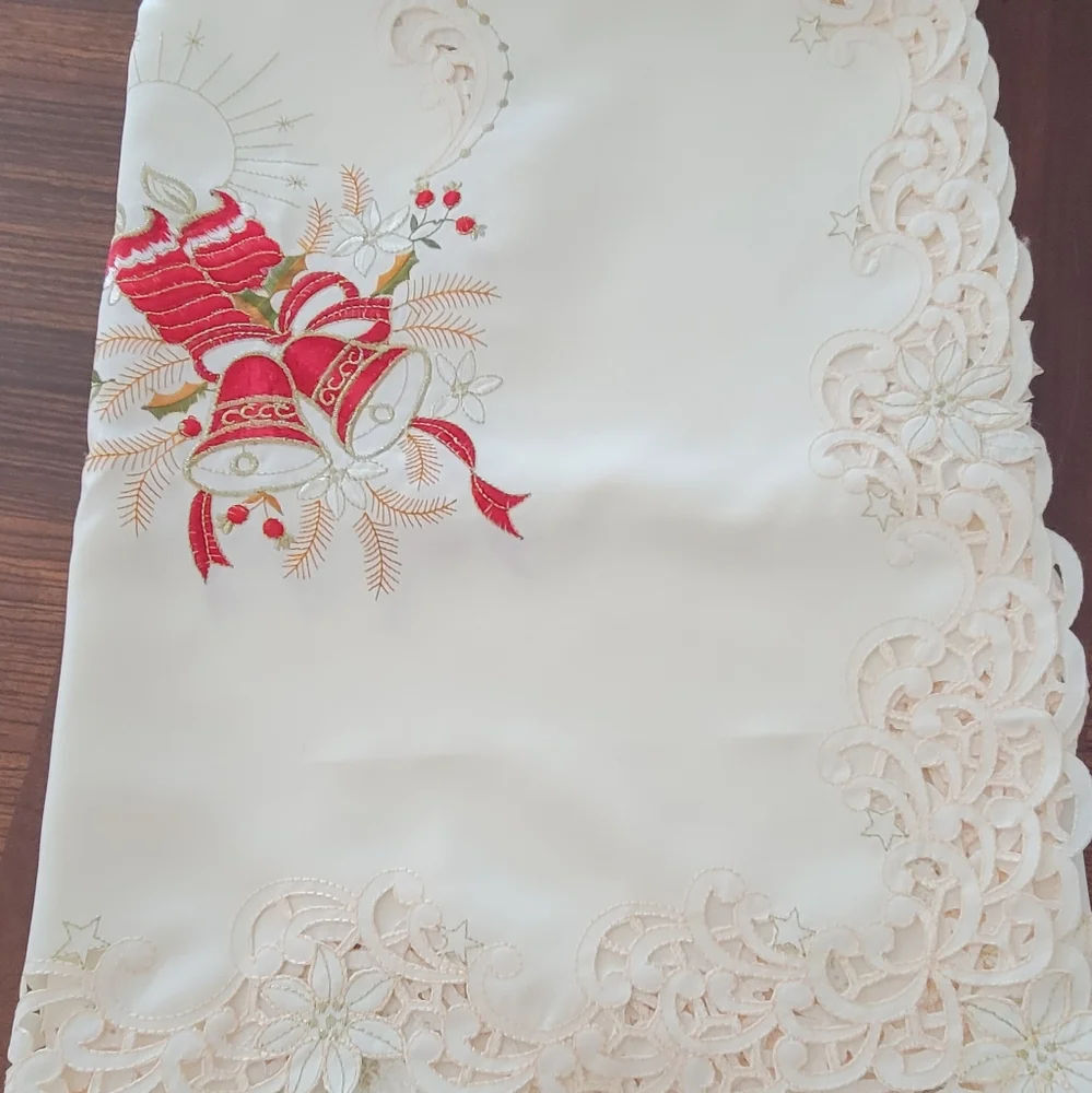 BEAUTIFUL BRAND NEW INBROIDERY TABLECLOTHS 38X56 INCHES